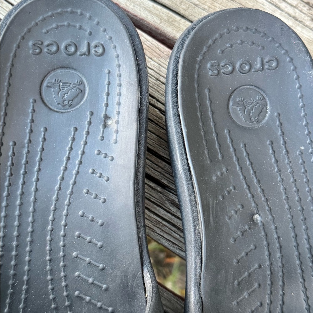Crocs women’s low wedge sandals. - Picture 5 of 5